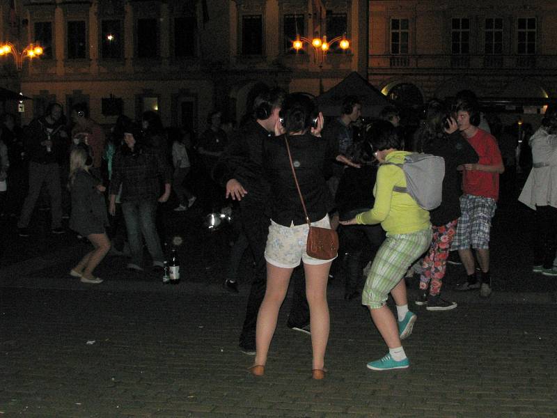 Silent disco párty na českobudějovickém náměstí.