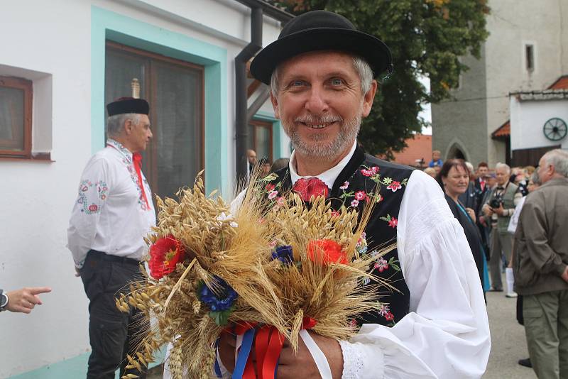 Staročeské dožínky v Boršově nad Vltavou uspořádala tamní obec baráčníků.