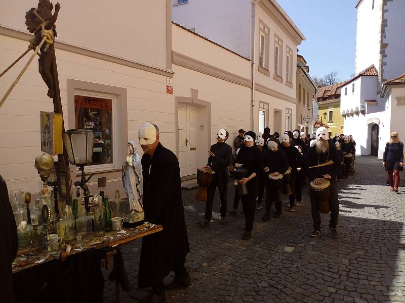 Na Velký pátek lidé sledovali průvod městem Velikonoční hrkání Divadla Víti Marčíka. Ve 12 h hrkání symbolizovalo Golgotu.