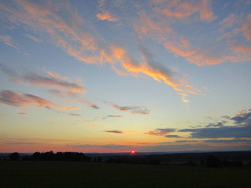 Podzimní západy slunce, ranní mlha a červánky, to jsou meteorologické jevy, které stále fascinují. Odborníci prozradili, jak vznikají.