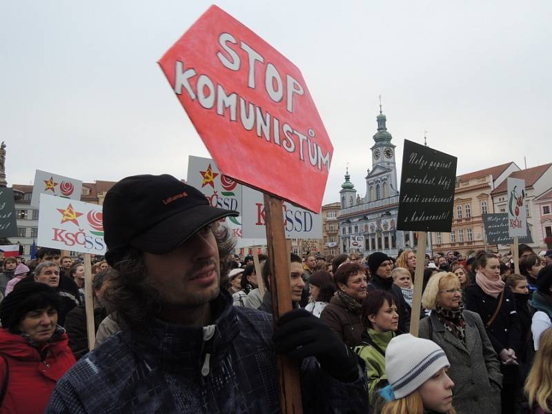 Demonstrace studentů na českobudějovickém náměstí.