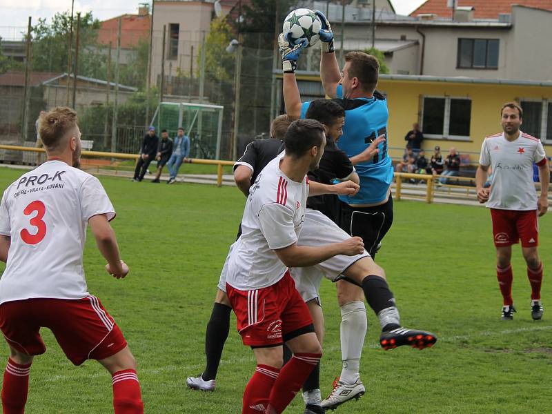 Fotbalisté Lokomotivy České Budějovice remizovali v městském derby se Slavií ČB 0:0. Oba týmy tak pokračují ve šňůře zápasů, v nichž na jaře bodovaly.