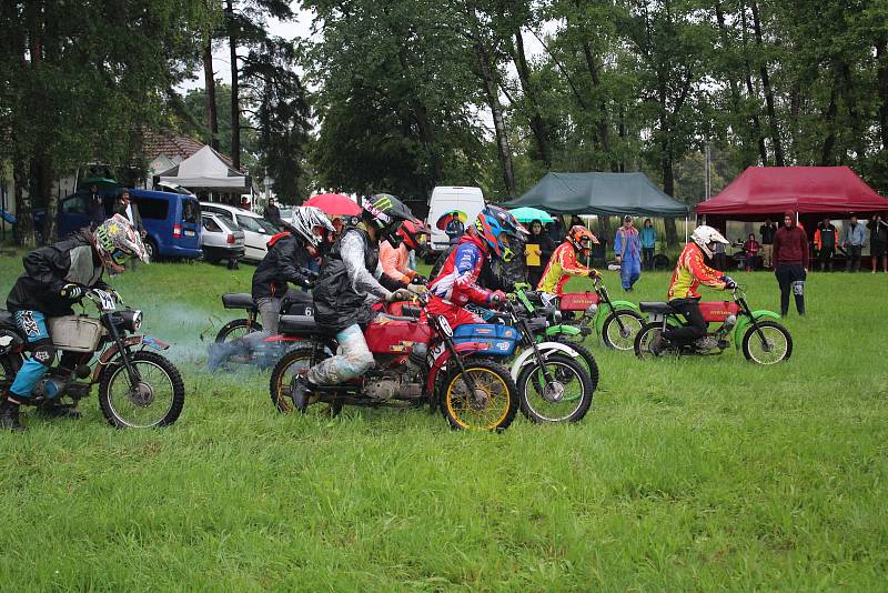 Fichtl cup Florida, terénní závod motocyklů Jawa 50 Pionýr, se jel u Hůrského rybníka u Adamova na Českobudějovicku.