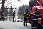 U Čejkovic na Českobudějovicku skončilo v neděli auto v rybníku. Hasiči museli pomoci řidiči a pak vozidlo vytáhnout.