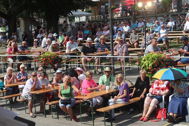 Žižkovo náměstí v Trhových Svinech zaplnily od pátku do neděle davy lidí, aby si poslechly Festival dechových hudeb Karla Valdaufa 2019.