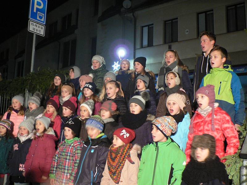 Česko zpívá koledy 2019 v Trhových Svinech. Zpívaly sbory Zvonečci a Zvonky ze ZUŠ F. Rišingera Trhové Sviny a akce se konala ve spolupráci s KIC Trhové Sviny.