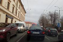 Mimořádné kolony 7. prosince 2020 mimo jiné kvůli pracím na Dlouhém mostě zažila třeba Českobudějovická ulice Na Sadech.