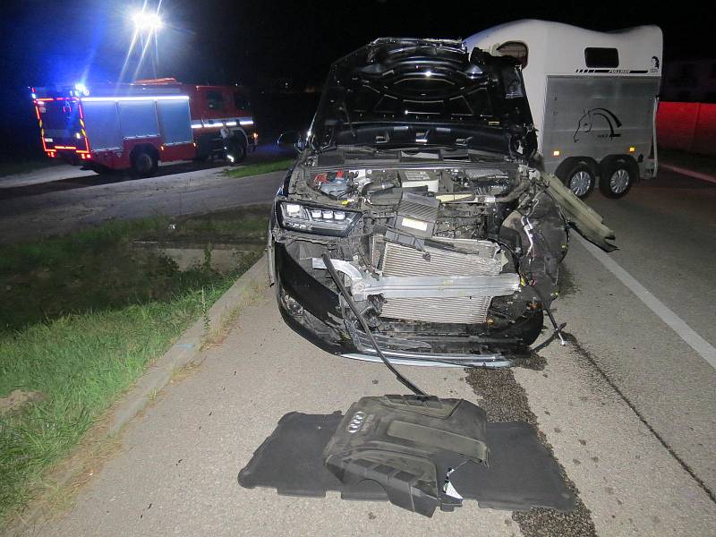 Na přejezdu v Hrdějovicích auto s přívěsem na koně narazilo do projíždějícího vlaku. Řidička se zranila.