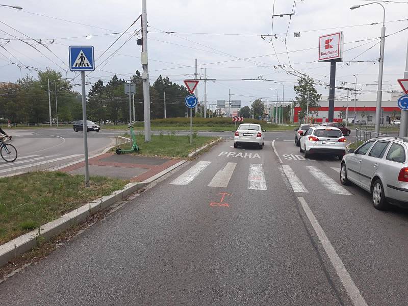 Střet osobního vozidla s cyklistkou na elektrické koloběžce v Husově ulici v Budějovicích..