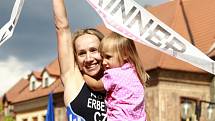 Xterra Czech World cup Prachatice 2013. Helena Erbenová se v cíli raduje se svou dcerou z vítězství v kategorii Elite.