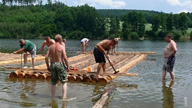 Stavba ukázkového voru v Purkarci v roce 2008. 