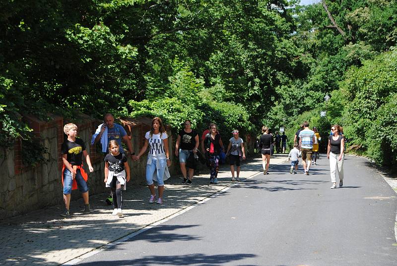 Zámek Hluboká obklopují okrasné zahrady a anglický park, v bývalé zámecké jízdárně je Alšova Jihočeská galerie.