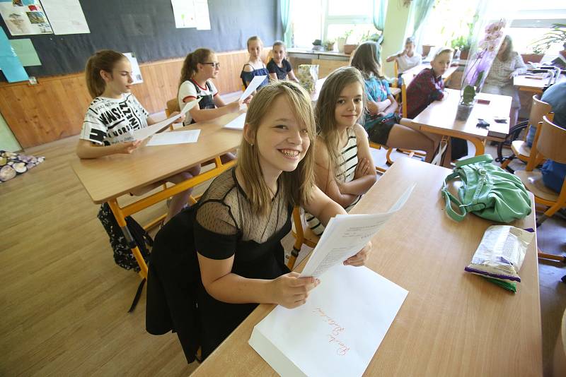 Vysvědčení bez známek si odnesly v pátek děti z waldorfské základní školy. Na prázdniny se těší ale všechny děti stejně, ať už domu přinesly jedničky nebo slovní hodnocení.