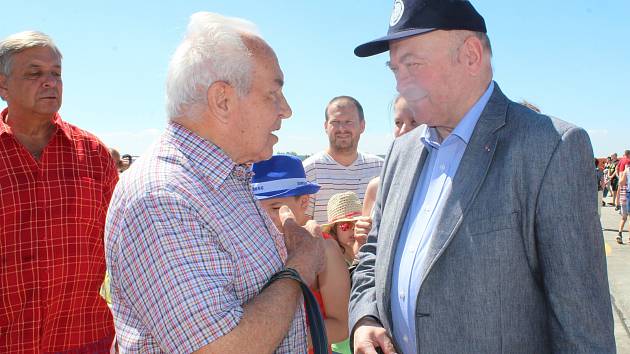 Lidé si vloni na letišti v Plané u Českých Budějovic si chtěli se slavným rodákem povídat a vyfotit se.