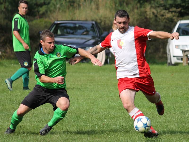 Sokol Neplachov (v zeleném) na hřišti v Drahotěšicích dotahoval, s rezervou Olešníka - Temelínem nakonec remizoval 2:2. 