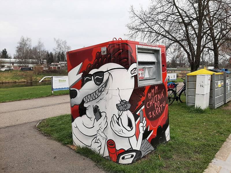 Na Jiráskově nábřeží nechala kontejner na vysloužilé elektropřístroje vyzdobit graffiti designem společnost Asekol.