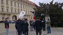 Dekrety prezidenta Edvarda Beneše hájili před možnou revizí účastníci akce na Loretánském náměstí v Praze 14. března 2021. Akce se účastnili i Jihočeši.