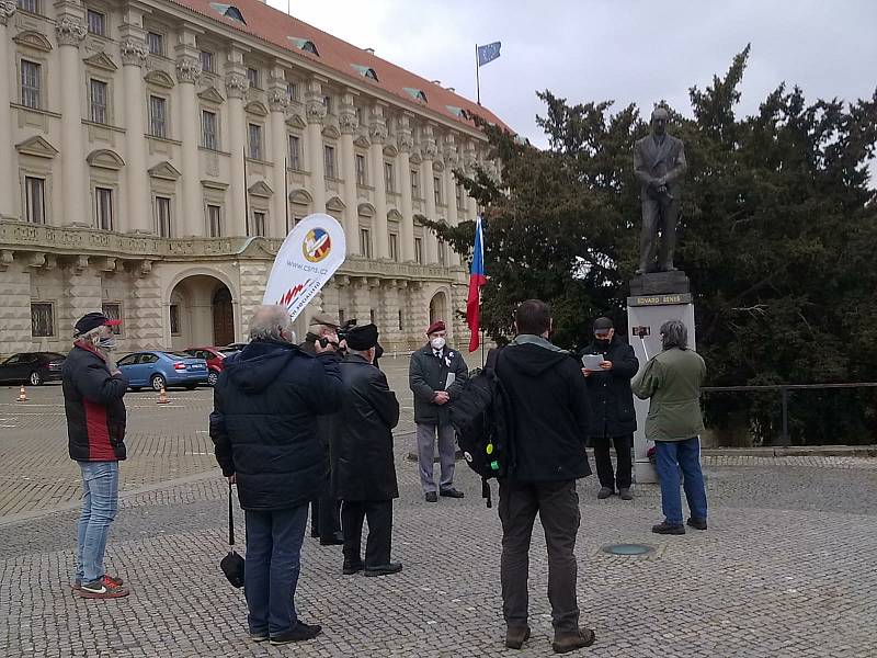 Dekrety prezidenta Edvarda Beneše hájili před možnou revizí účastníci akce na Loretánském náměstí v Praze 14. března 2021. Akce se účastnili i Jihočeši.