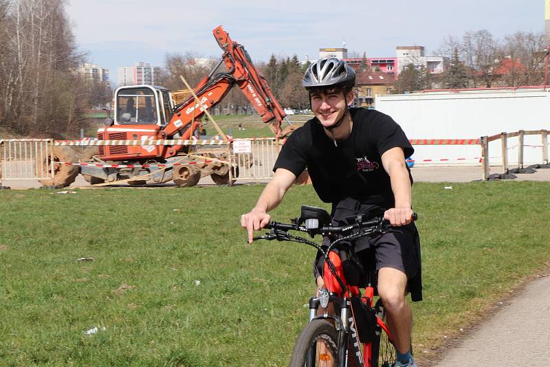 Jarní počasí v Českých Budějovicích vylákalo na procházky a jízdu na kole stovky lidí, kteří si užívali teplo a sluníčko.