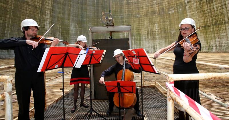 Kvarteto Jihočeské filharmonie zahrálo 20. června v chladicí věži Jaderné elektrárny Temelín. Zazněly skladby Mozarta, Debussyho a Dvořáka. Jako pódium posloužilo hradítko.