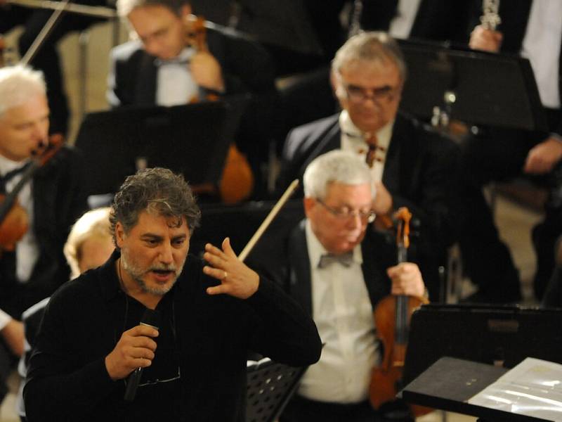 José Cura přijel do Českých Budějovic, kde 31. října opera Jihočeského divadla uvedla ve světové premiéře jeho skladbu Stabat Mater.