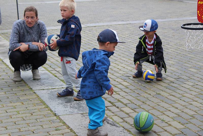 Náměstí se hýbe 2019. Stánky s hokejem, volejbalem či bojovými sporty si své příznivce našly i přes horší počasí.