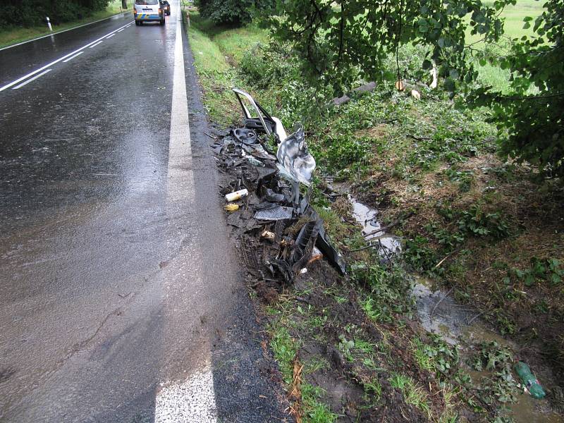 Při nehodě dodávky Iveco Daily u Nové Hospody zahynuli dva muži (48 a 54), třetí (37) utrpěl středně těžké zranění hrudníku a horní končetiny.