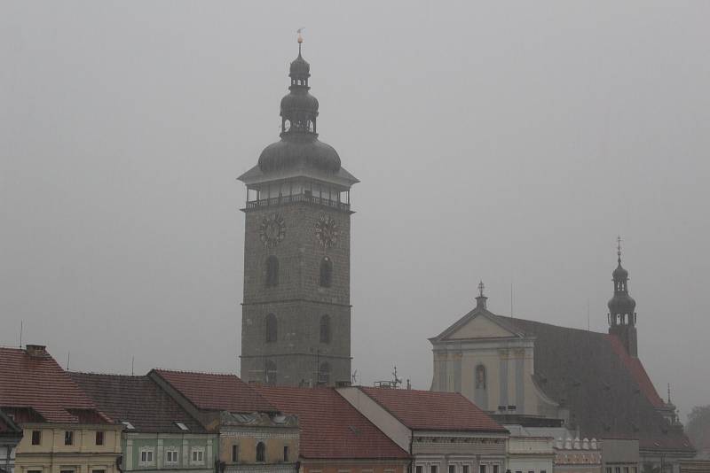 Bouře a déšť v Českých Budějovicích překazila pondělní odpoledne všem, kteří si vyšli posedět na otevřené zahrádky.