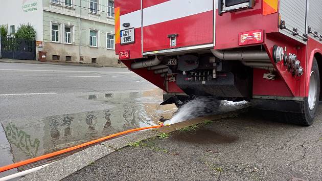 Hasiči čerpají vodu ze sklepa na Pražské v Budějovicích.