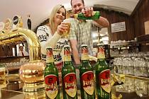 Pardálovo bezové pivo představili v českobudějovickém Budvaru. Na snímku Šárka Siebenstichová z Lišova a Roman Španiller,kteří se podíleli na vývoji tohoto piva a stali se i jeho tvářemi.