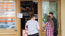 Prodejna tabáku v Českých Budějovicích, kde pachatel držel ve středu 30. 6. ženu jako rukojmí, byla i ve čtvrtek 1. července zavřená.