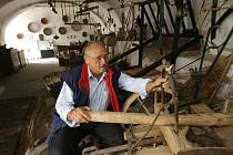 Vlastimil Hošek z Holašovic (na snímku) shromáždil ve svém zemědělském muzeu, které zřídil v bývalé stáji, 252 předmětů připomínajících tvrdou práci a život našich předků.