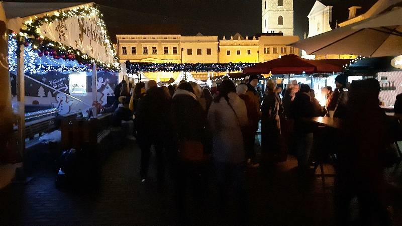 Budějovické náměstí ve čtvrtek večer praskalo ve švech. Lidé si přišli naposledy užít atmosféru vánočních trhů. Od pátků jsou totiž zakázané.