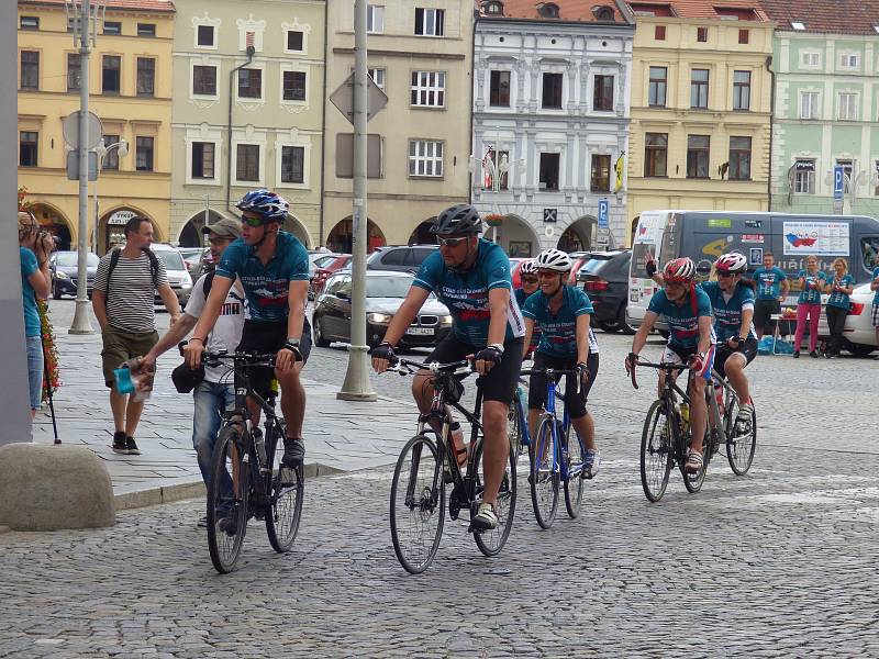 V pondělí odpoledne vyrazil cyklistický peloton na další část své trasy. Denně ujedou 120 kilometrů. Cílem je upozornit na drogovou závislost dětí.