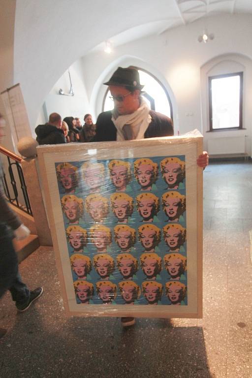 Zhruba 130 prací Andyho Warhola, jejichž pojistná hodnota je několik desítek milionů, přivezli ve čtvrtek z Prahy zástupci Alšovy jihočeské galerie. Ta ikoně pop artu uspořádá velkou výstavu, jež začne v červenci na Hluboké.