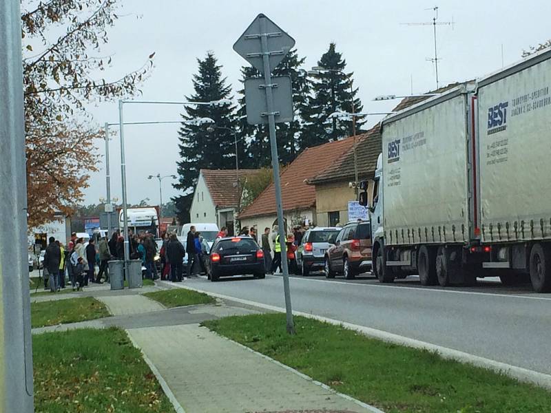 Obyvatelé obcí Češnovice a Dasný ve středu uspořádali akci na podporu stavby obchvatu, který by odvedl dopravu od jejich domů.