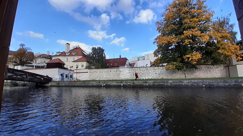 Netradiční výhledy na centrum Budějovic přímo z hladiny řeky se nabízejí z plavidel, kterými se můžete svézt po Malši i Vltavě.