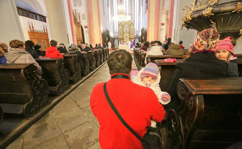 Druhou prosincovou neděli si lidé po celém světě připomínají památku  zemřelých dětí. Za svoje malé, ale i dospělé děti přišli zapálit svíčku jejich rodiče i sourozenci.