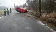 Při čtvrteční nehodě na namrzlé silnici u Olešníka se převrátila na střechu Škoda Fabia Combi. Zdravotníci odvezli jednu zraněnou osobu.