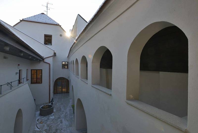Město Třeboň opravilo původně gotický dům na Masarykově náměstí, který patřil rybníkáři Štěpánku Netolickému. Bude sloužit pro pořádání výstav a koncertů. Město získalo na rekonstrukci grant 31 milionů korun.