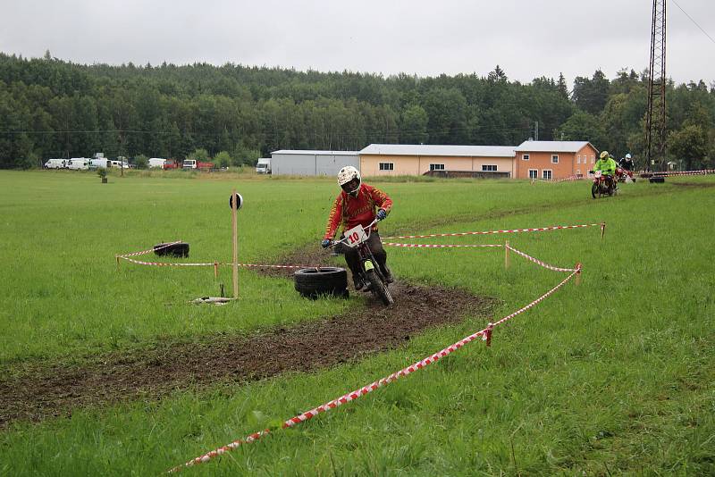 Fichtl cup Florida, terénní závod motocyklů Jawa 50 Pionýr, se jel u Hůrského rybníka u Adamova na Českobudějovicku.