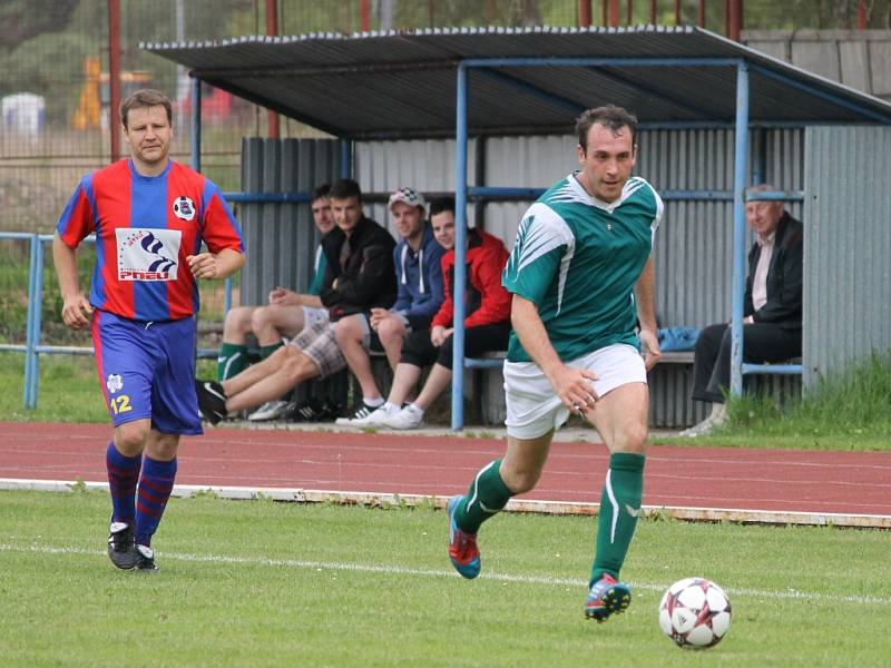 Fotbalisté SK Čtyři Dvory doma Borovany nijak nešetřili, vyhráli 7:0, hosté musí ještě záchranu potvrdit.. 