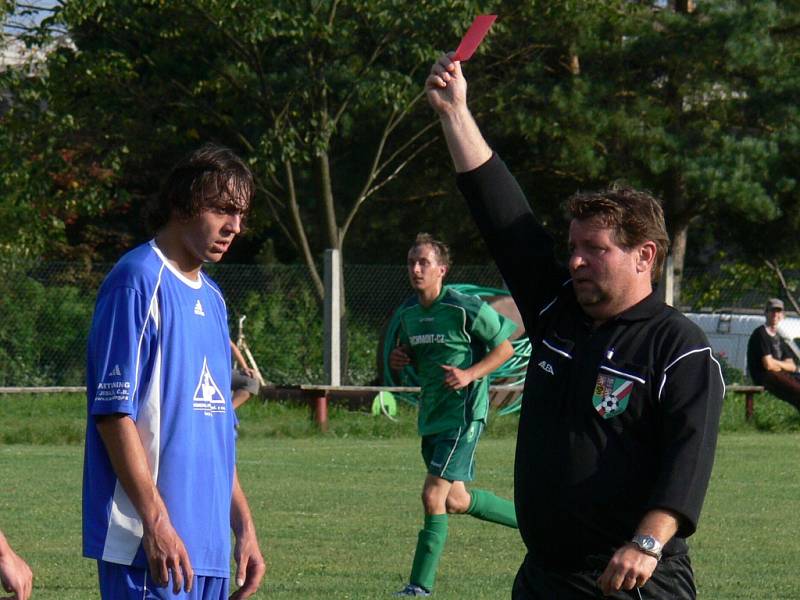 Lukáš Novotný (na snímku s rozhodčím Brůžkem) už si na jaře v dresu SK Ševětín vyzkoušel obě role - chytal i hrál v poli.