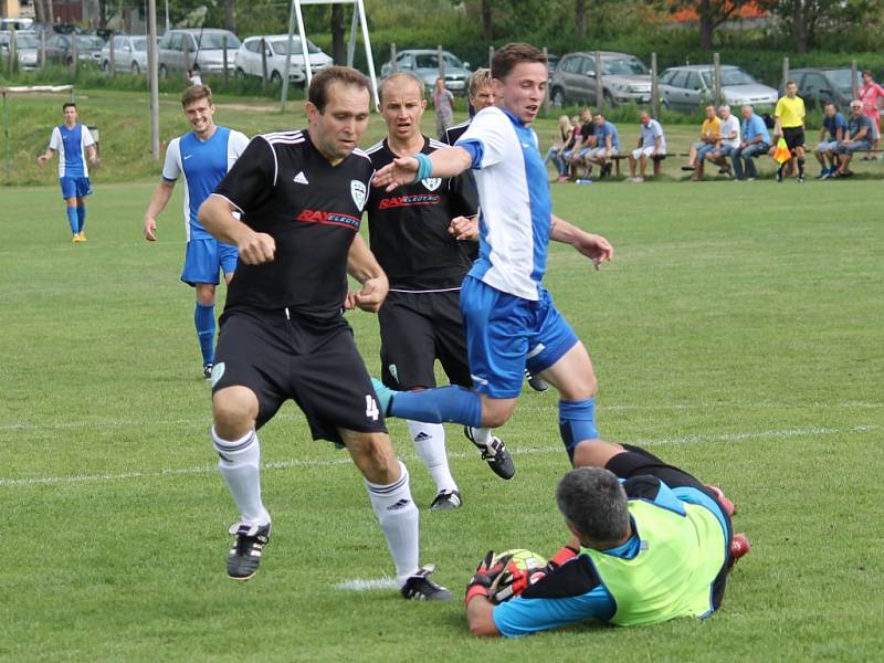 Fotbalisté Ševětína (v černých dresech) podlehli Olešníku 0:3 a první bod v krajském přeboru jim stále uniká.