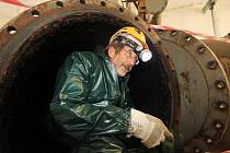 Po deseti letech prošel v úterý dopoledne technickou a bezpečnostní kontrolou kilometrový vodárenský tunel Straňany,který přivádí surovou vodu do úpravny vody v Plavu,František Rytíř výrobní náměstek Jihočeského vodárenského svazu. 