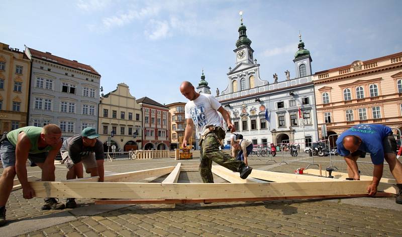 Dřevotřískové desky a trámy zakryly větší část barokní Samsonovy kašny v Českých Budějovicích. Kašna je přístupná pouze chodbou z prvního patra Domu umění.