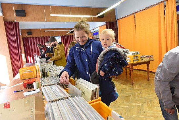 O vinylové desky je pořád ještě zájem.