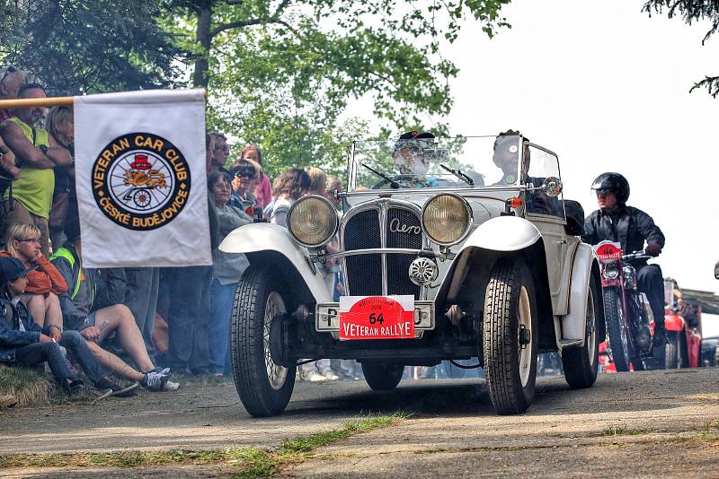 Sobotu si užili milovníci starých aut a motorek s Rallye Křivonoska.