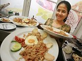 Kadak Puspita Dewi je vedoucí kuchyně v hotelu na ostrově Bali. Dva měsíce však nyní stráví v jižních Čechách, chce tu lépe poznat český národ i propagovat indonéskou kuchyni.
