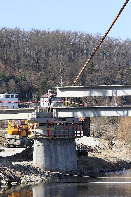 Rekonstrukce mostu v Hluboké nad Vltavou.
